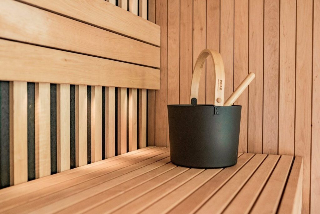 Sauna bench with slatted backrest, wooden bucket and ladle